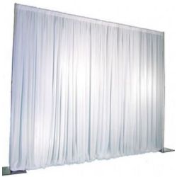 Mur auto-portant avec rideau blanc